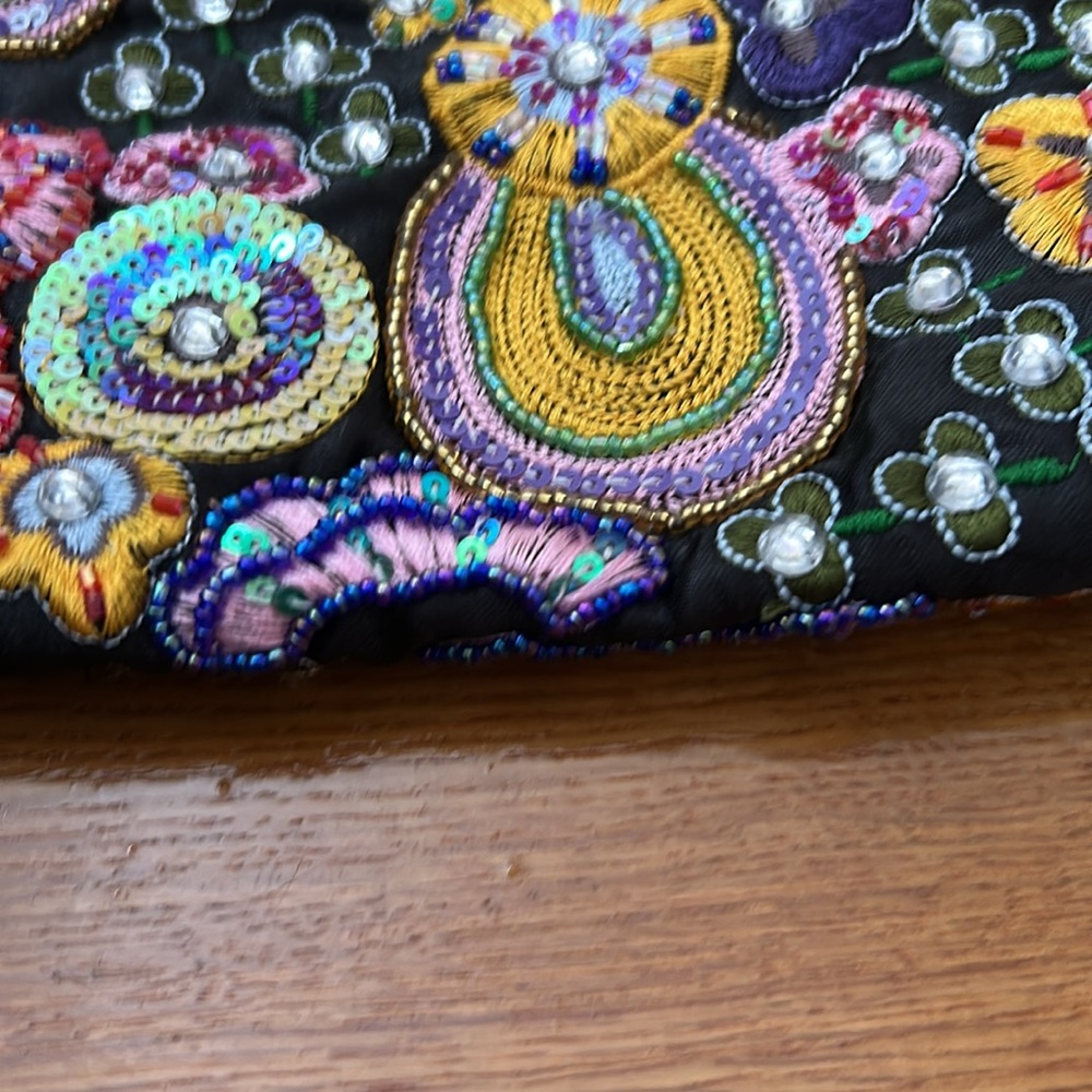 Beaded & Sequin Clutch - Picture 4 of 9